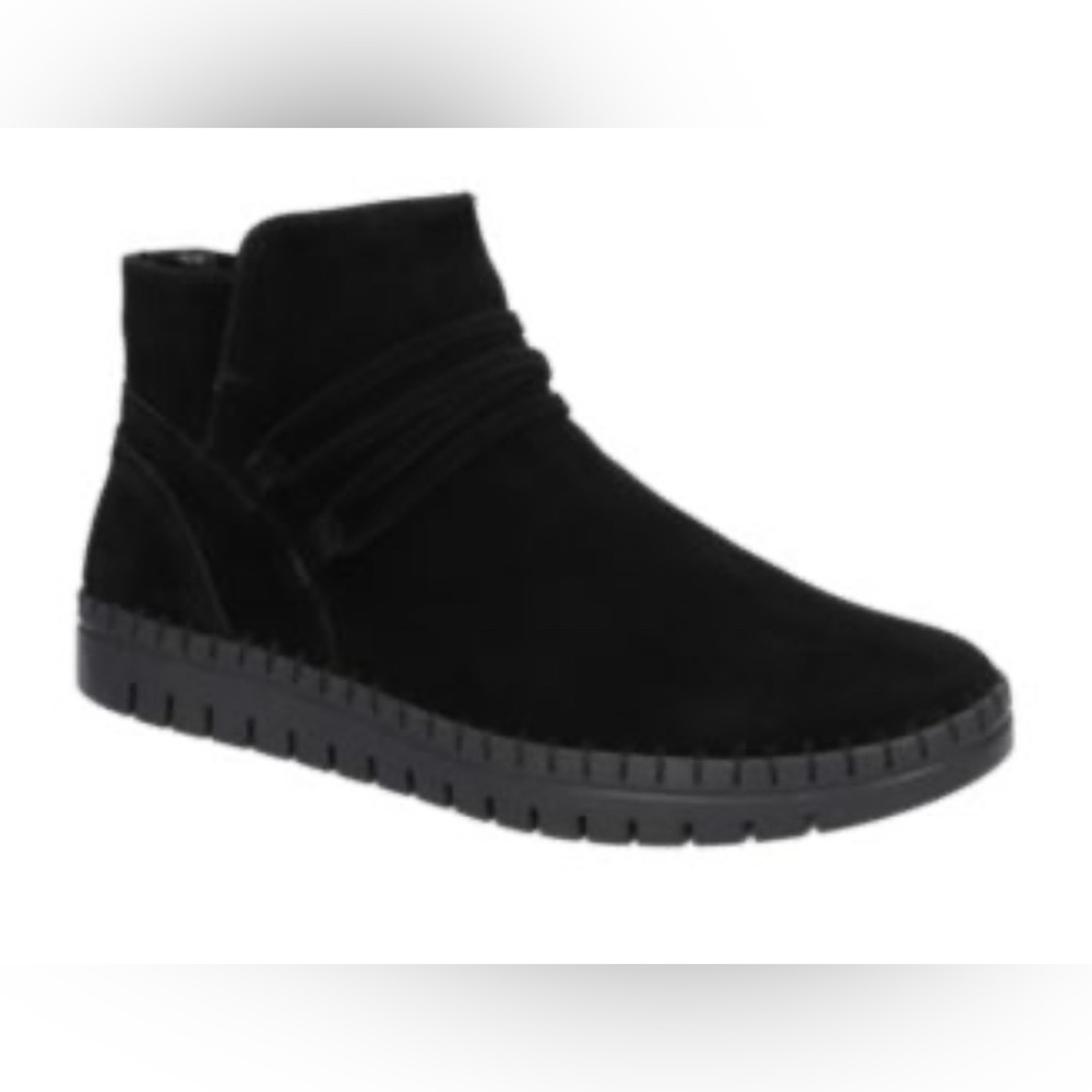 Black suede memory foam footbed  Bella Vita Faylynn bootie size 8 WIDE